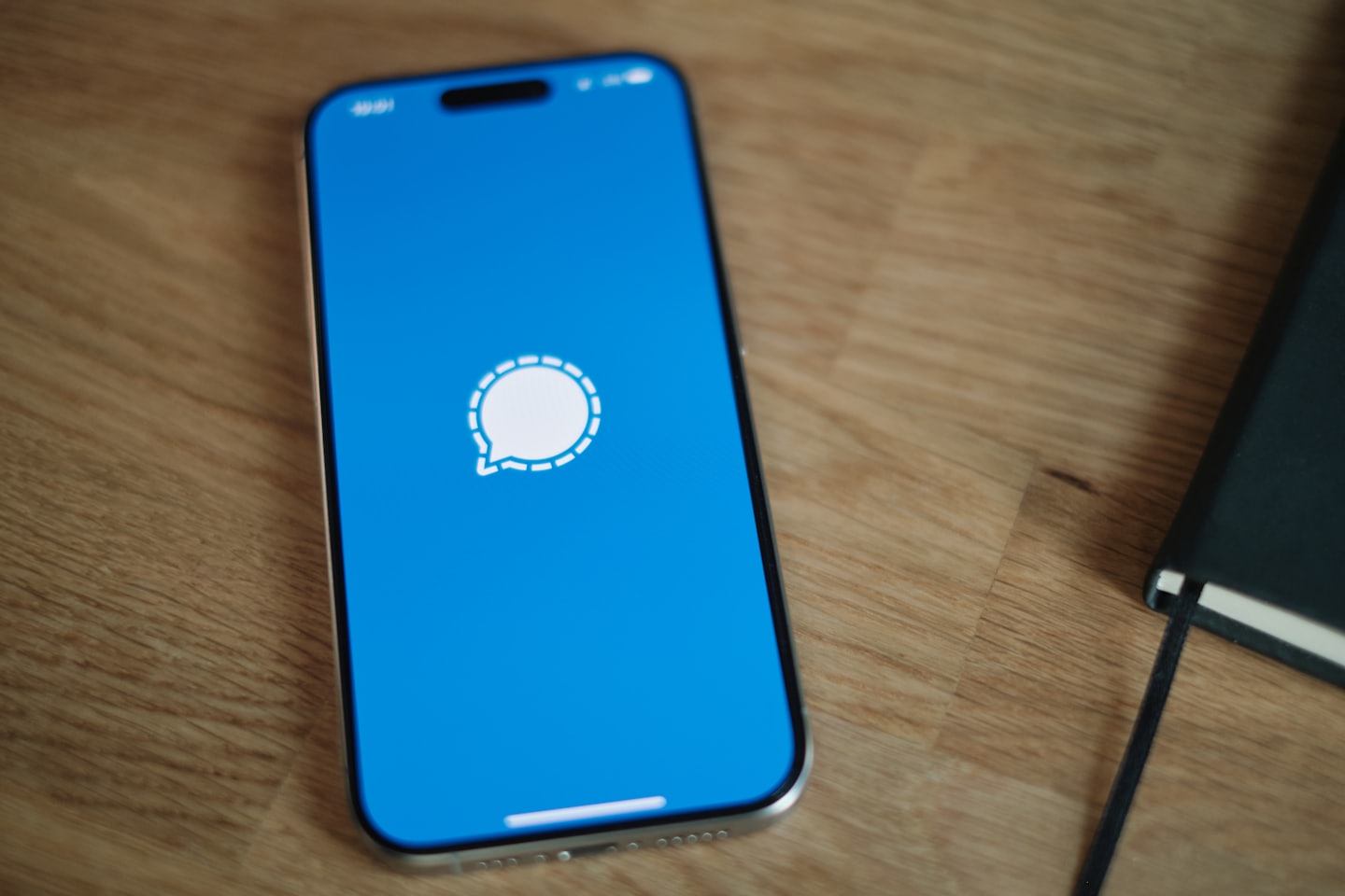 Signal VS WhatsApp. Minder afhankelijk van de “Big Tech-bedrijven” met Europese alternatieven.